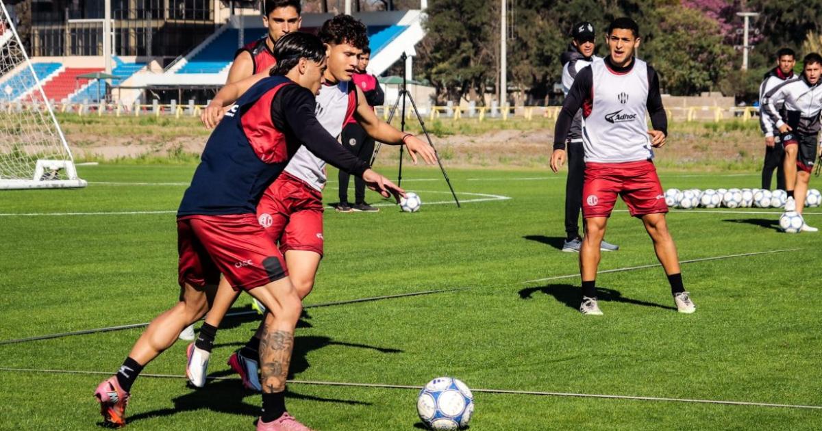 Central Coacuterdoba vuelve a Santiago para recibir a un golpeado Independiente