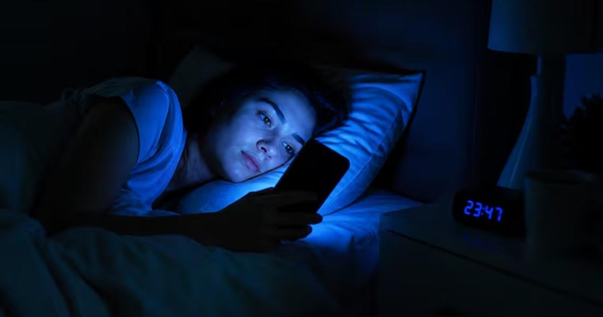 El uso de celular afecta el descanso (Foto Google)