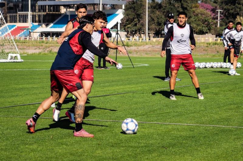 Central Coacuterdoba vuelve a Santiago para recibir a un golpeado Independiente
