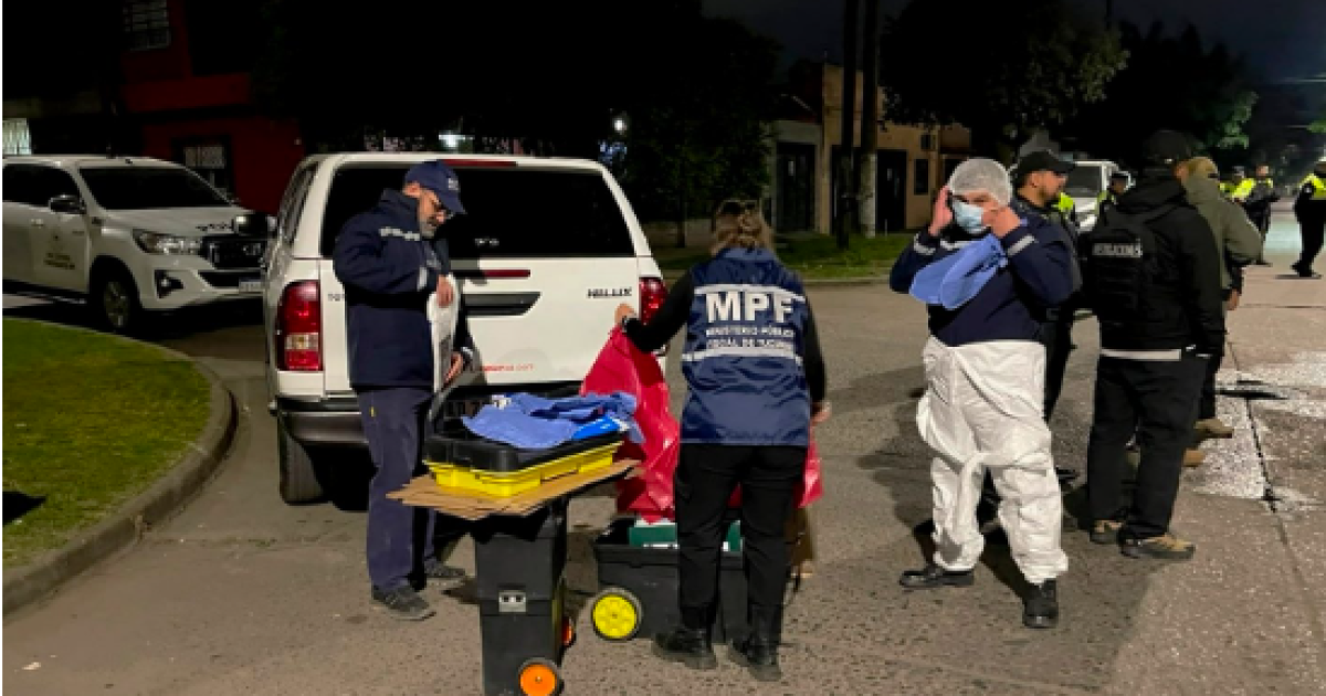 Autoridades policiales y judiciales se hicieron presentes en el lugar del crimen (Foto- gentileza Contexto Tucumn)