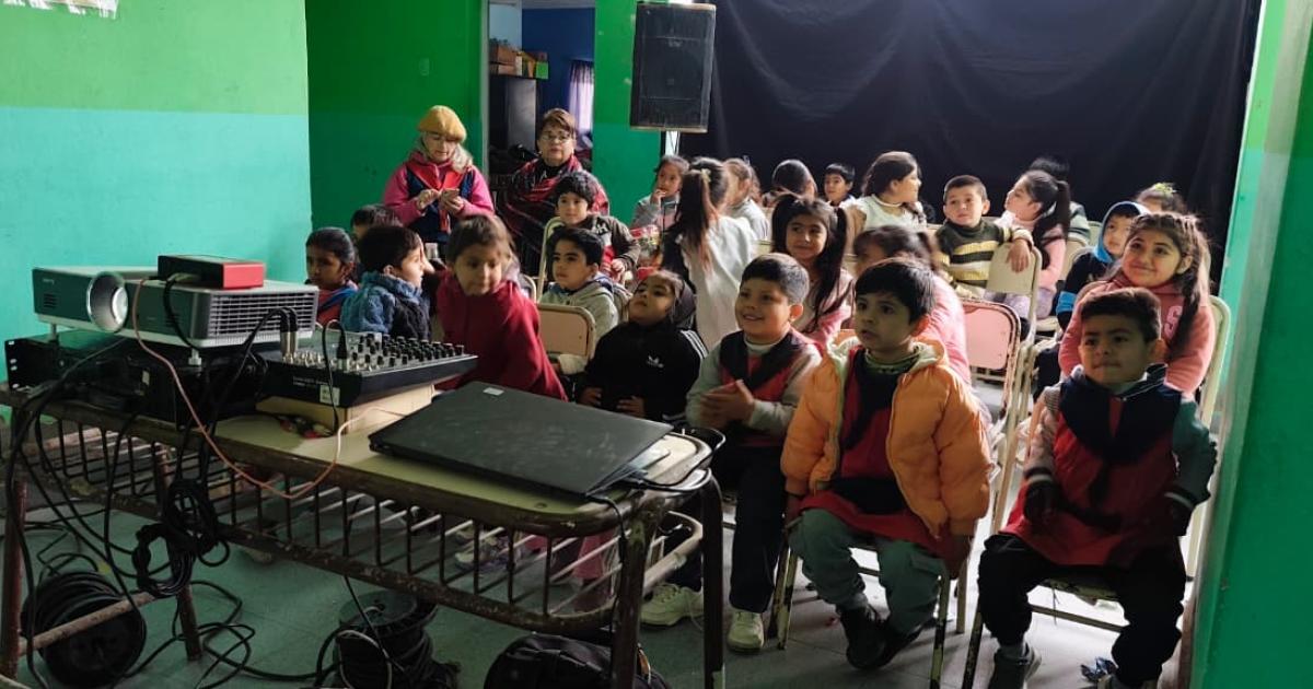 Los alumnos de Cantildeada Escobar disfrutaron de una funcioacuten gratuita del Cine Moacutevil