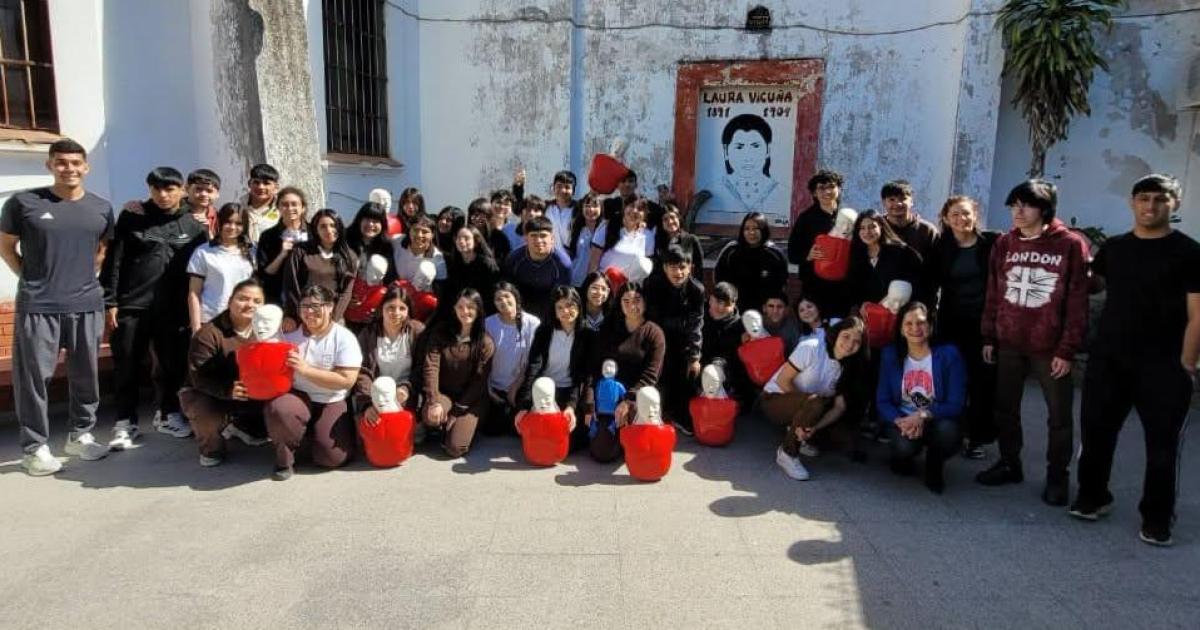 Los alumnos del Colegio Secundario Laura Vicuntildea aprenden a realizar RCP