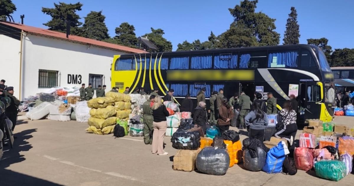 Golpe a los tours de compra- Gendarmeriacutea secuestroacute 1101 bultos con mercaderiacutea valuada en 550 millones