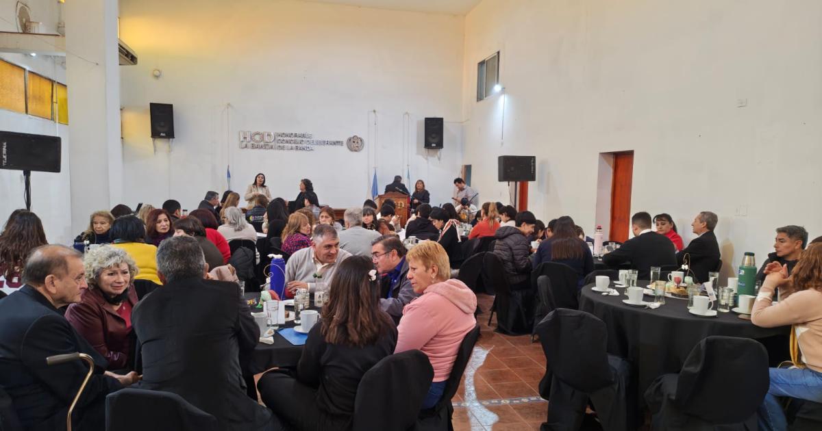 Cafeacute literario- Con versos y muacutesica se colmoacute el Concejo Deliberante de La Banda