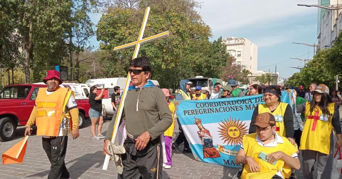 Peregrinos camino hacia Villa Mailín