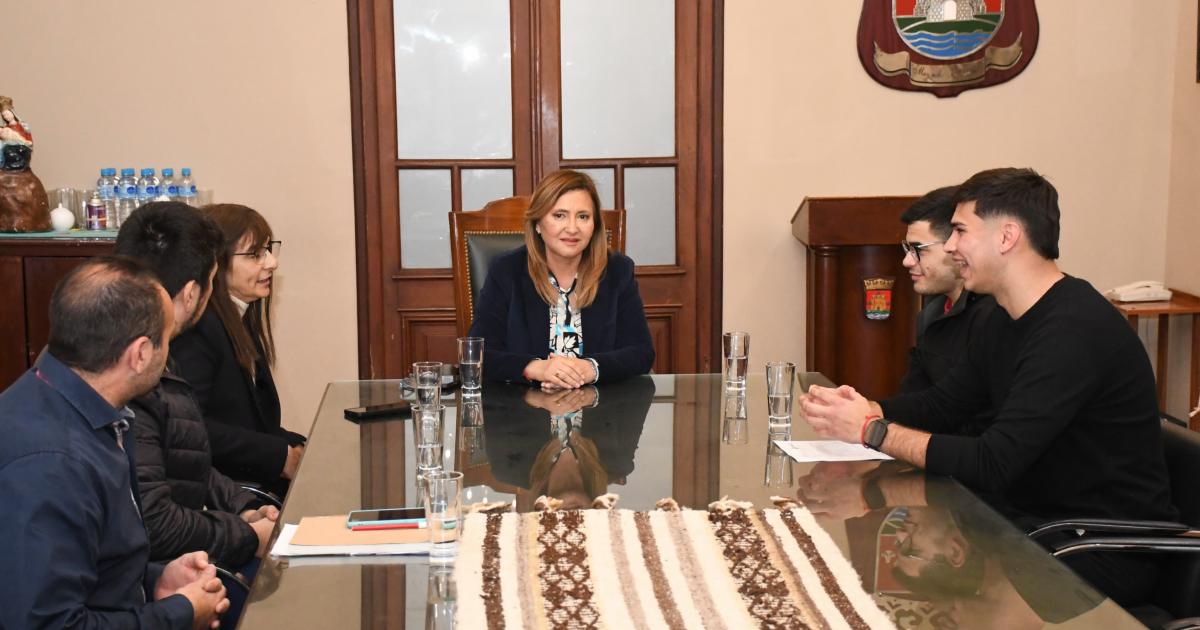 Fuentes recibioacute a estudiantes de Ingenieriacutea Civil que participaraacuten en un encuentro nacional