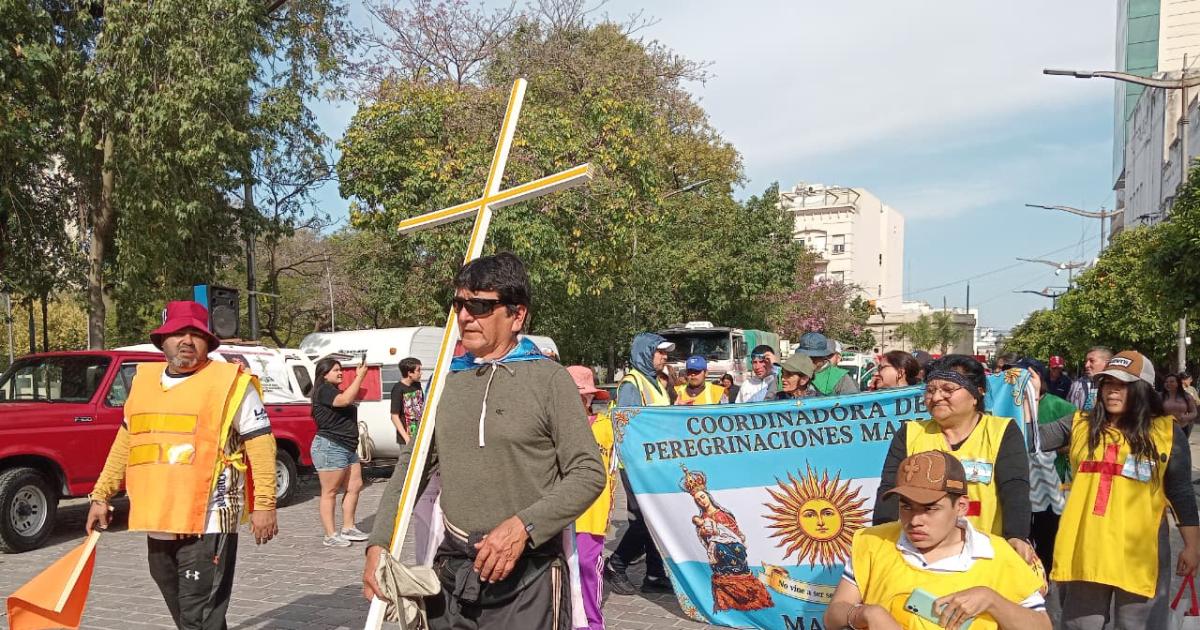 PARTIDA Familiares despidieron a los feligreses que partieron ayer a la Villa