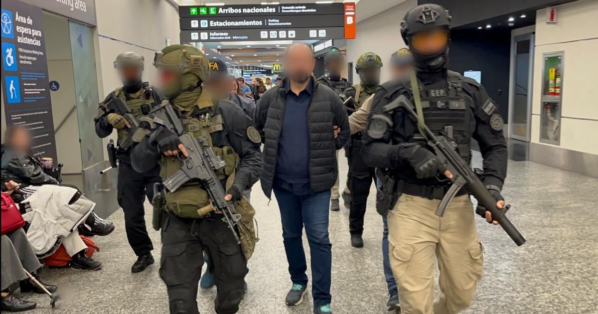 Fue trasladado bajo una importante custodia policial (Foto El Liberal)