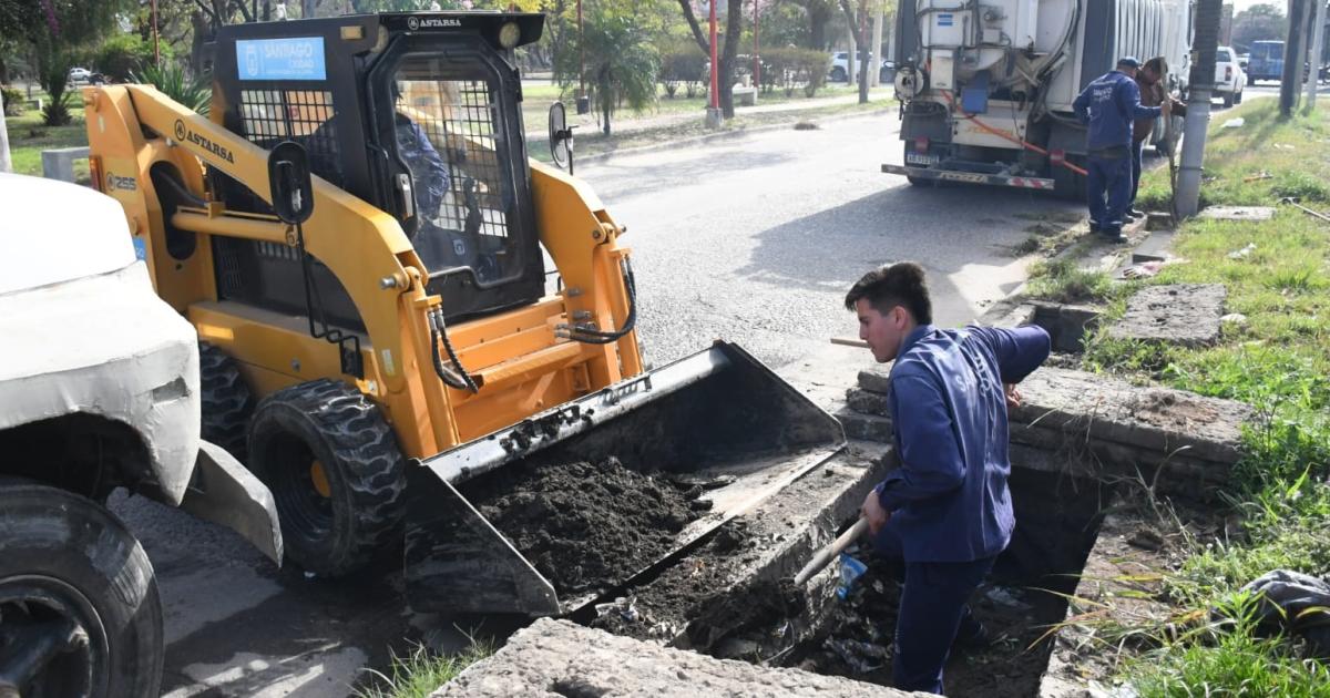 Limpian caacutemaras pluviales en distintos barrios de la ciudad para evitar anegamientos