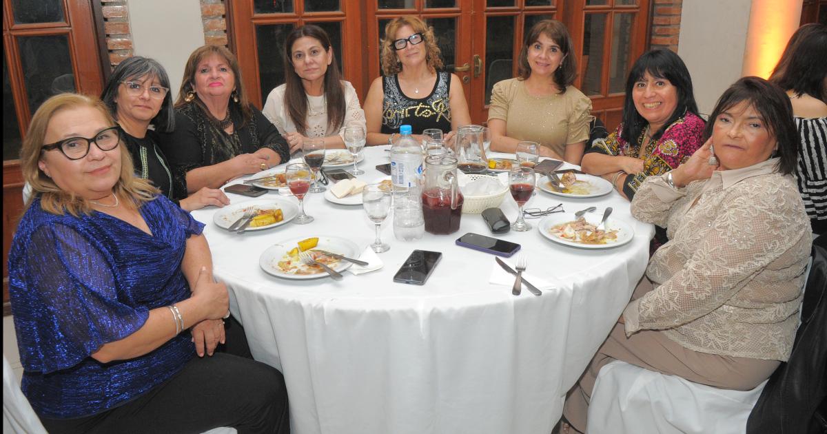 LOS MAESTROS SANTIAGUENtildeOS BRINDARON POR SU PROFESIOacuteN