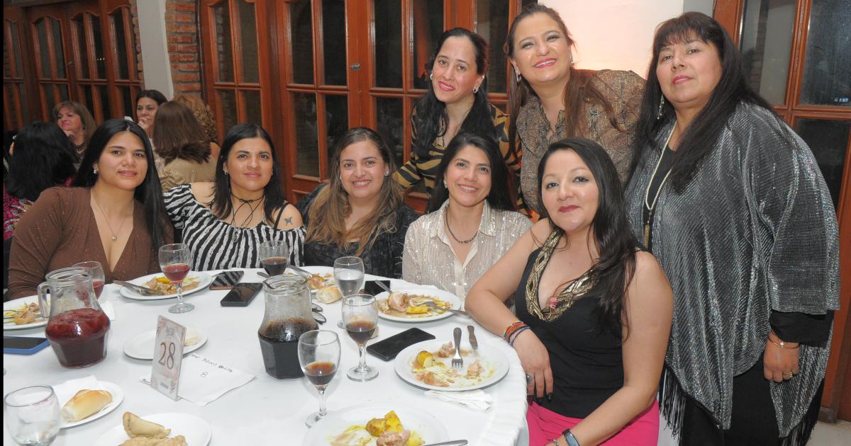 LOS MAESTROS SANTIAGUENtildeOS BRINDARON POR SU PROFESIOacuteN