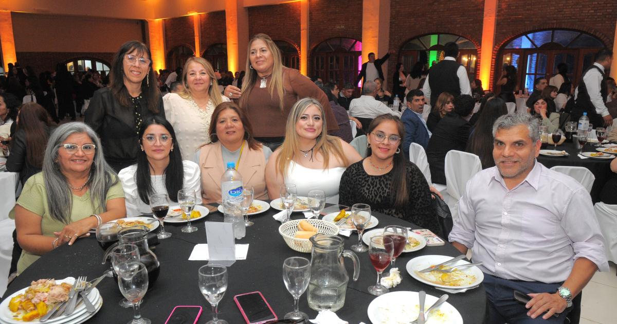 LOS MAESTROS SANTIAGUENtildeOS BRINDARON POR SU PROFESIOacuteN