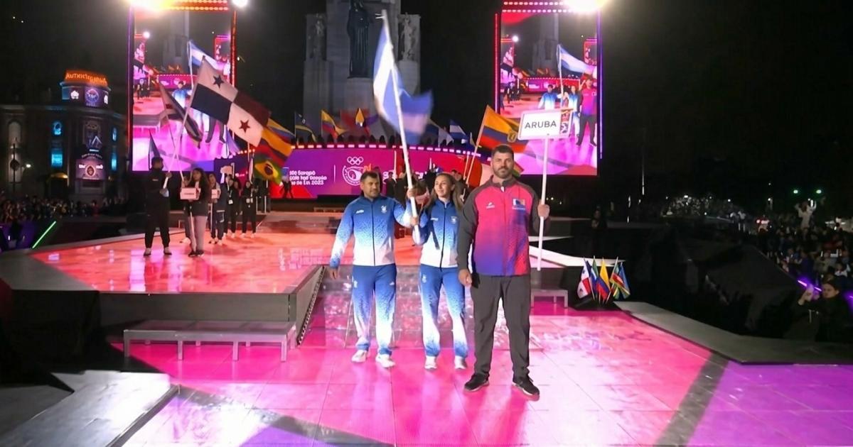 Rubén Rézola y Sofía Cairó portan la bandera de Argentina en la ceremonia inaugural de los Juegos Suramericanos Santa Fe 2026