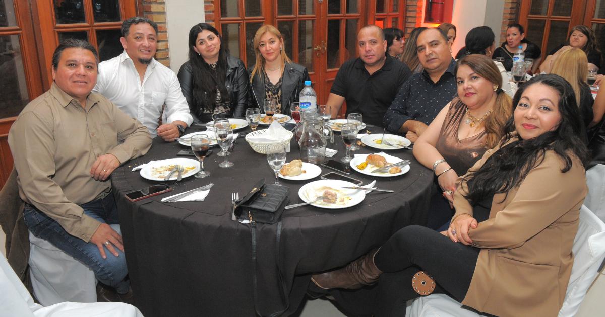 LOS MAESTROS SANTIAGUENtildeOS BRINDARON POR SU PROFESIOacuteN