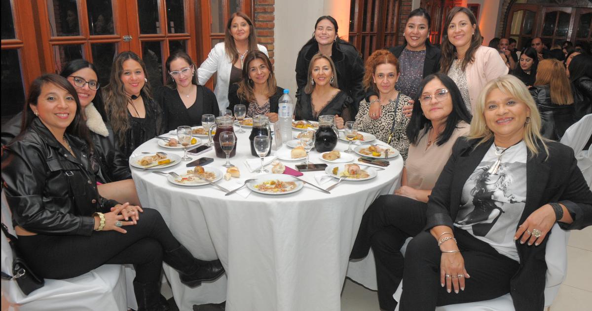 LOS MAESTROS SANTIAGUENtildeOS BRINDARON POR SU PROFESIOacuteN
