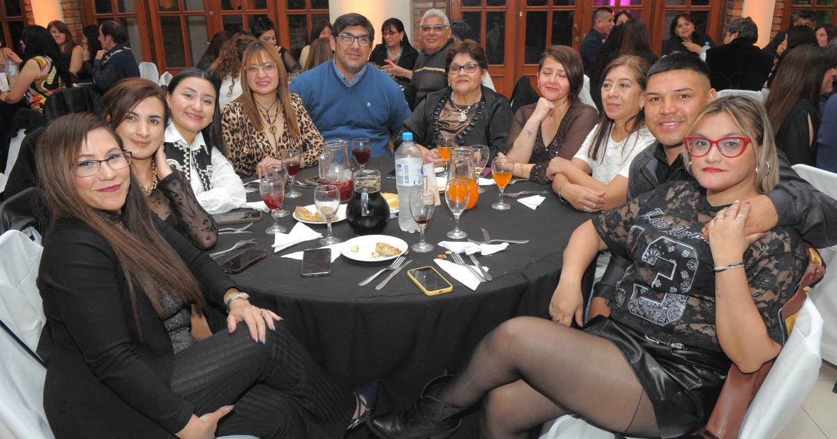 LOS MAESTROS SANTIAGUENtildeOS BRINDARON POR SU PROFESIOacuteN