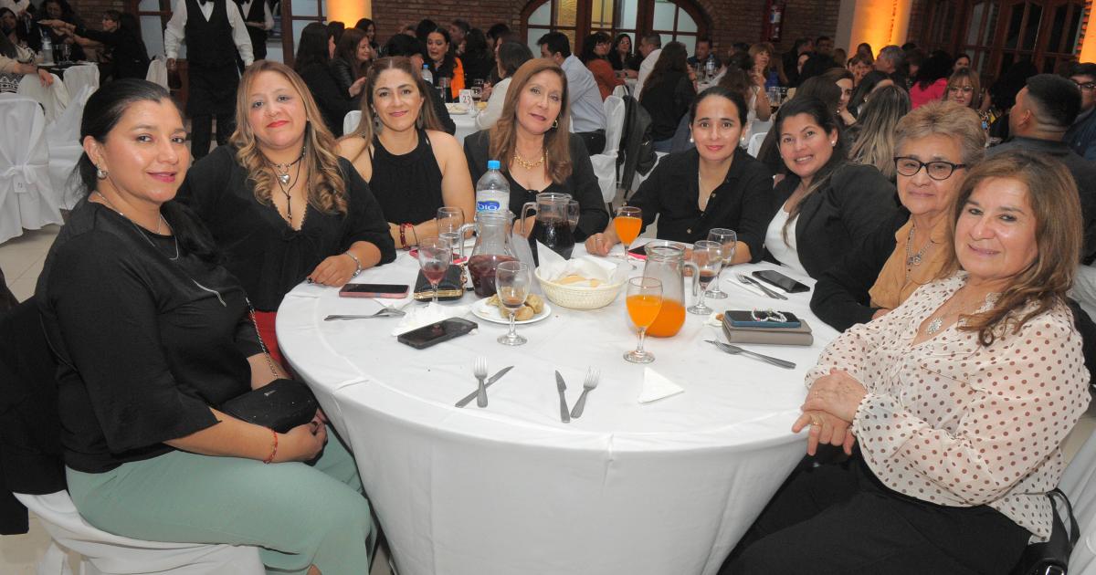 LOS MAESTROS SANTIAGUENtildeOS BRINDARON POR SU PROFESIOacuteN
