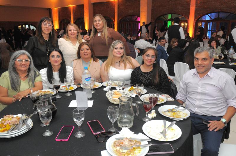 LOS MAESTROS SANTIAGUENtildeOS BRINDARON POR SU PROFESIOacuteN