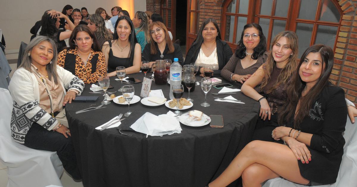 LOS MAESTROS SANTIAGUENtildeOS BRINDARON POR SU PROFESIOacuteN