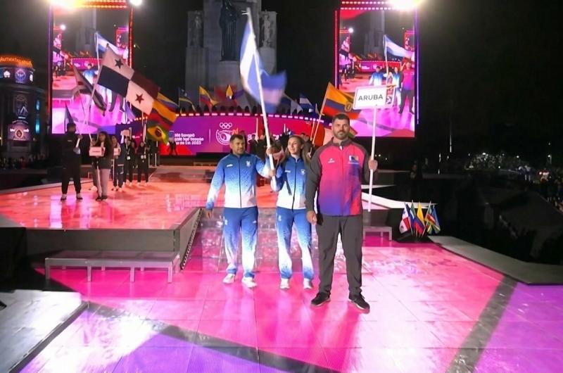 Rubén Rézola y Sofía Cairó portan la bandera de Argentina en la ceremonia inaugural de los Juegos Suramericanos Santa Fe 2026