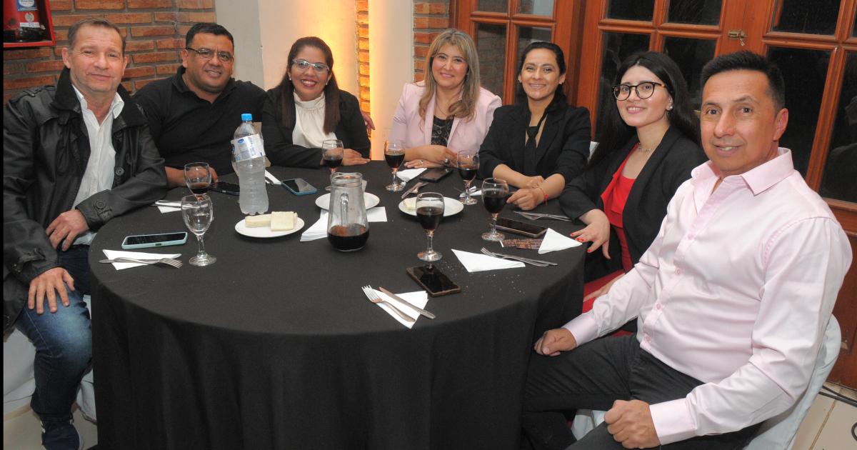 LOS MAESTROS SANTIAGUENtildeOS BRINDARON POR SU PROFESIOacuteN