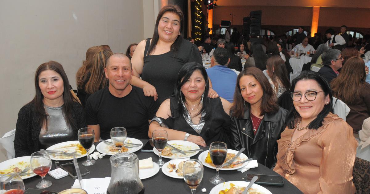 LOS MAESTROS SANTIAGUENtildeOS BRINDARON POR SU PROFESIOacuteN