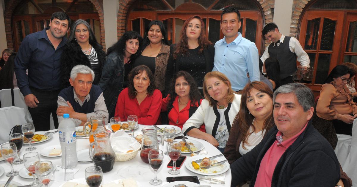 LOS MAESTROS SANTIAGUENtildeOS BRINDARON POR SU PROFESIOacuteN