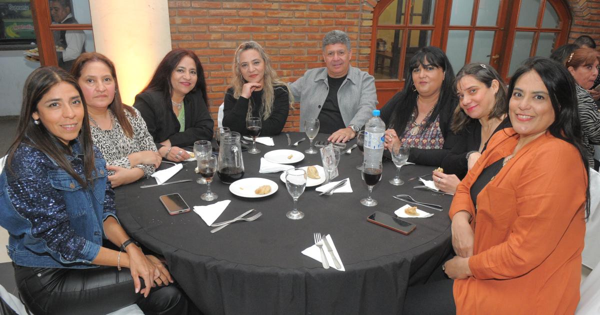 LOS MAESTROS SANTIAGUENtildeOS BRINDARON POR SU PROFESIOacuteN