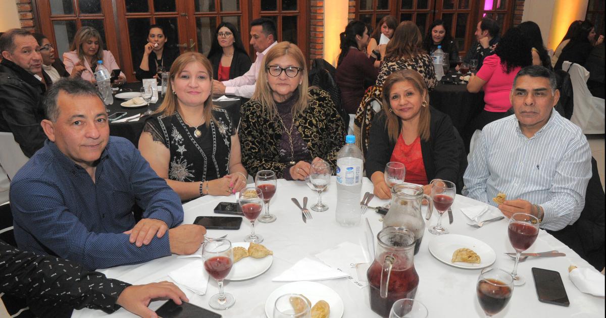 LOS MAESTROS SANTIAGUENtildeOS BRINDARON POR SU PROFESIOacuteN