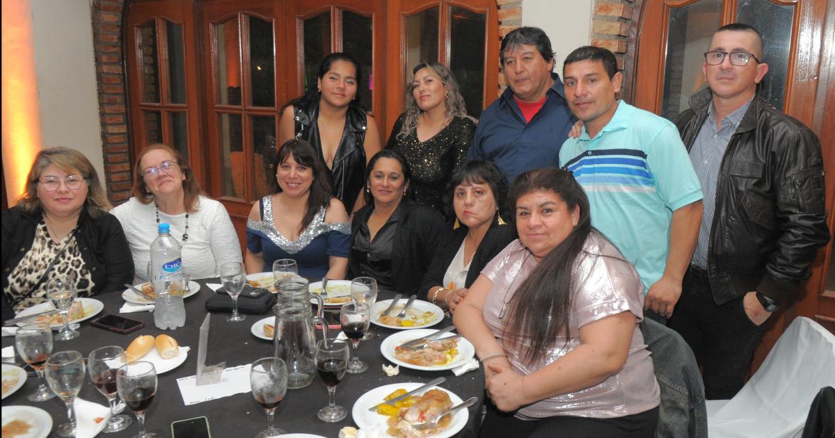 LOS MAESTROS SANTIAGUENtildeOS BRINDARON POR SU PROFESIOacuteN