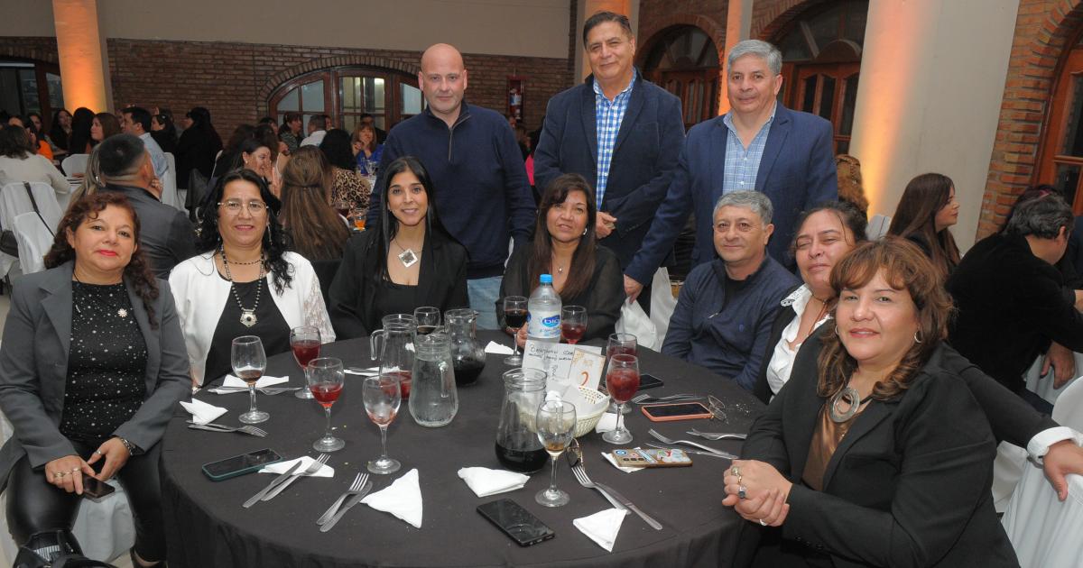 LOS MAESTROS SANTIAGUENtildeOS BRINDARON POR SU PROFESIOacuteN