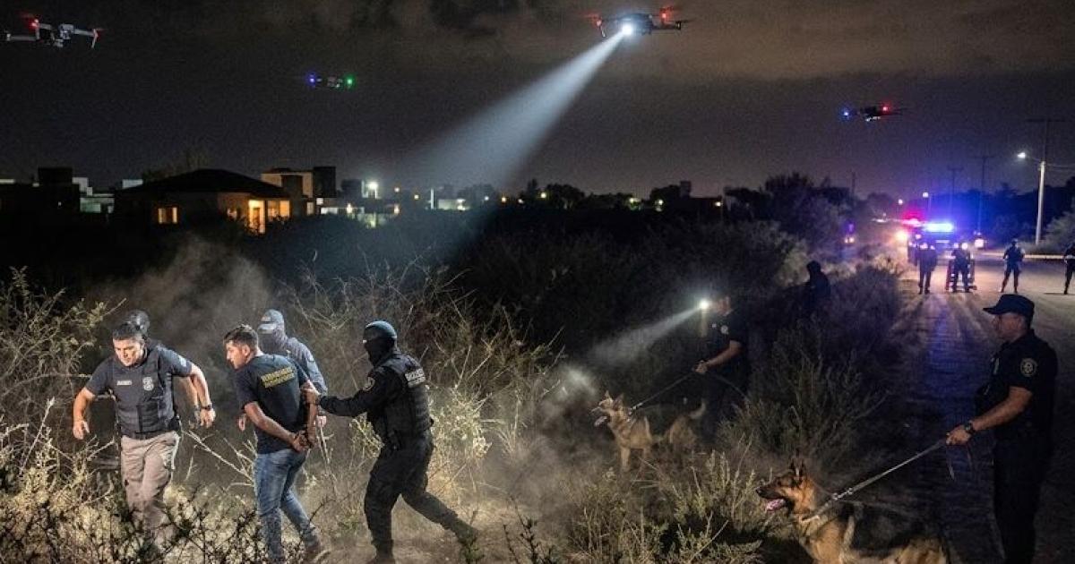 Apresan a cordobeses por golpear en casas- Foto generada por IA