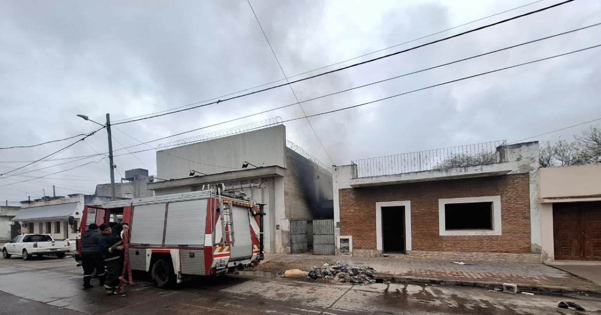 Voraz incendio destruye un automoacutevil y una casa que estaacute abandonada desde hace maacutes de 10 antildeos