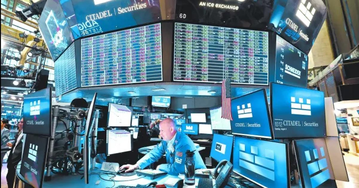 Las acciones en el mercado operan con bajas (Foto Google)