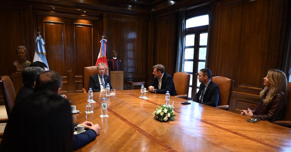 Elías Su�rez reunido con autoridades del sector software
