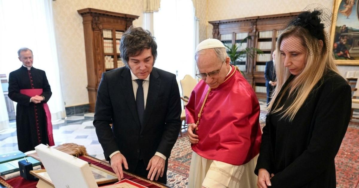El papa León XIV reunido con el presidente de Argentina Javier Milei y la secretaria general de la presidencia Karina milei en el Vaticano el 7 de junio de 2025