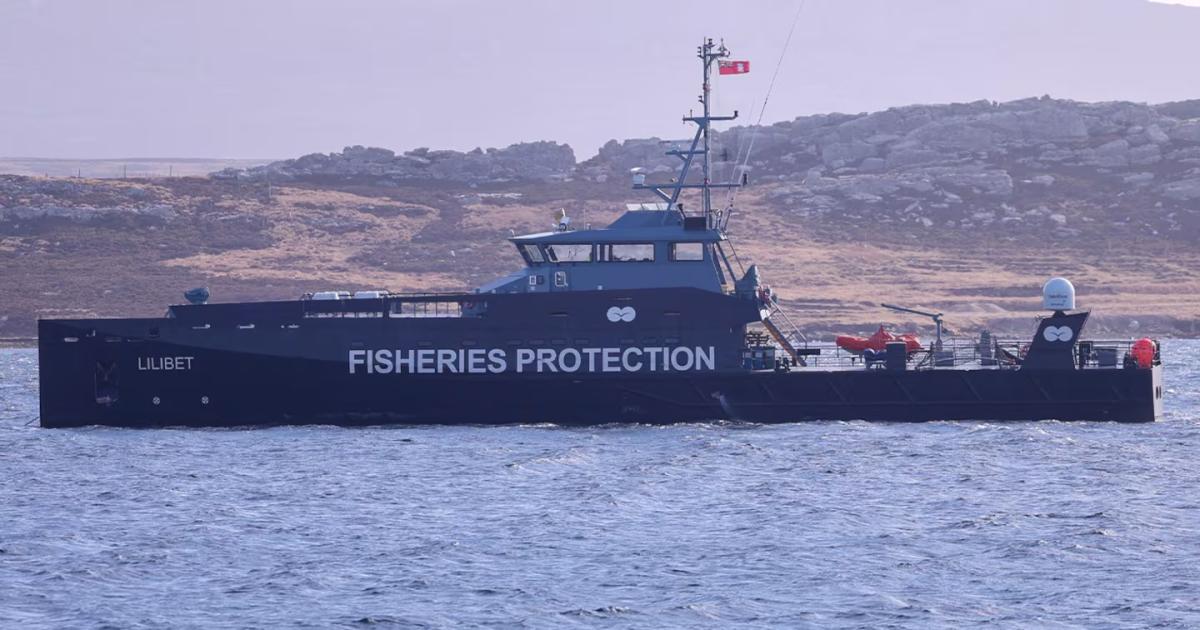 Un buque pesquero frente a las costas en Puerto Argentino en Islas Malvinas (Foto- EFE Juan Ignacio Roncoroni)