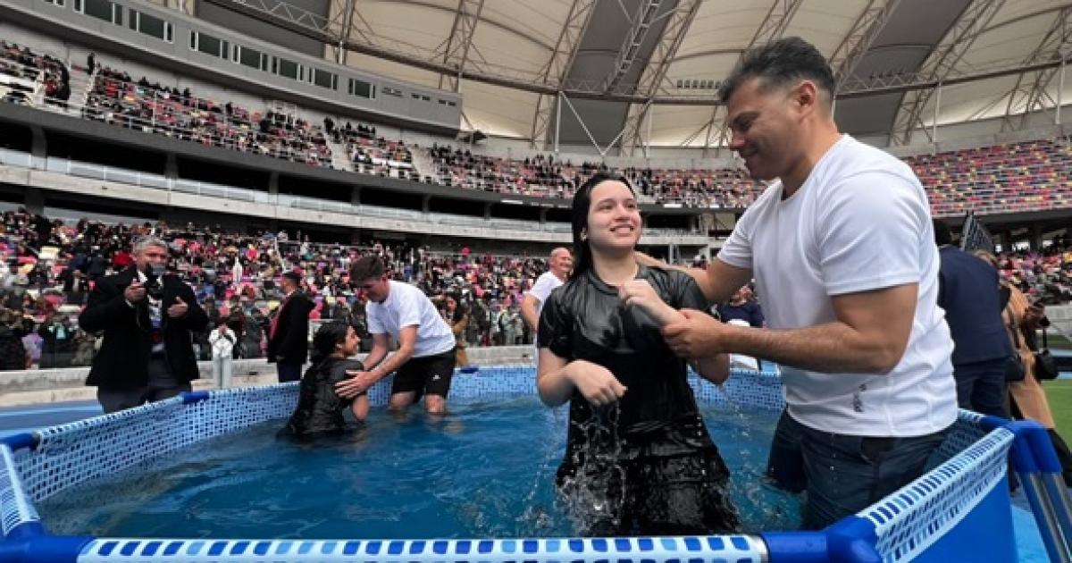 Miles de personas participaron del cierre de la Asamblea Regional Felices para siempre en Santiago del Estero
