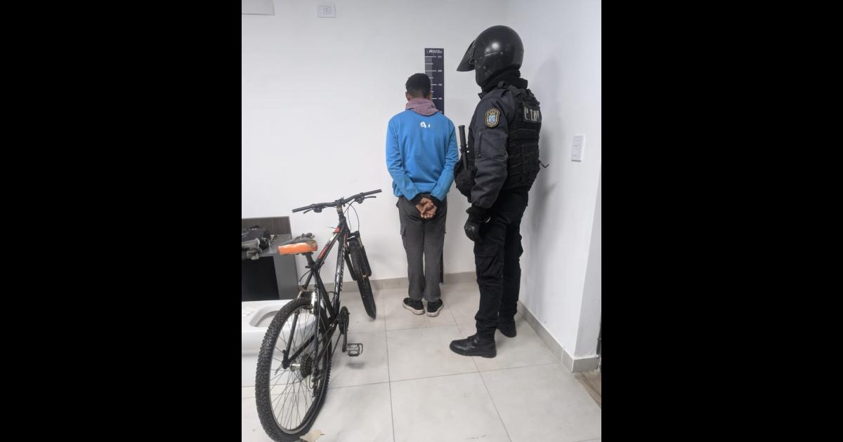 Roboacute una bicicleta en La Banda intentoacute escapar y la Policiacutea descubrioacute que teniacutea un pedido de aprehensioacuten