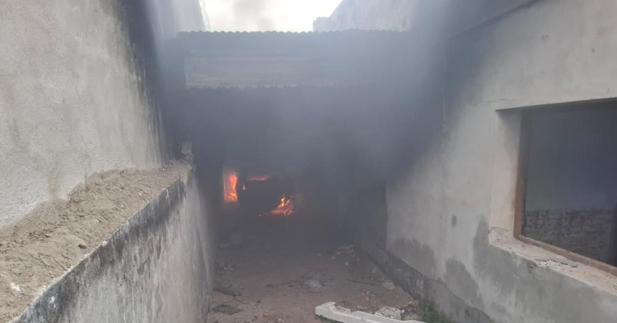 Voraz incendio destruye un automoacutevil y una casa que estaacute abandonada desde hace maacutes de 10 antildeos