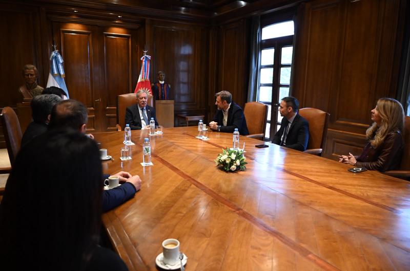 Elías Su�rez reunido con autoridades del sector software
