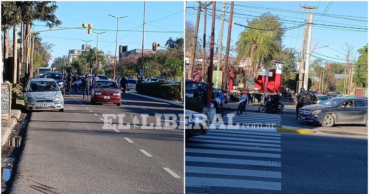 El auto color bordó embistió a la mujer