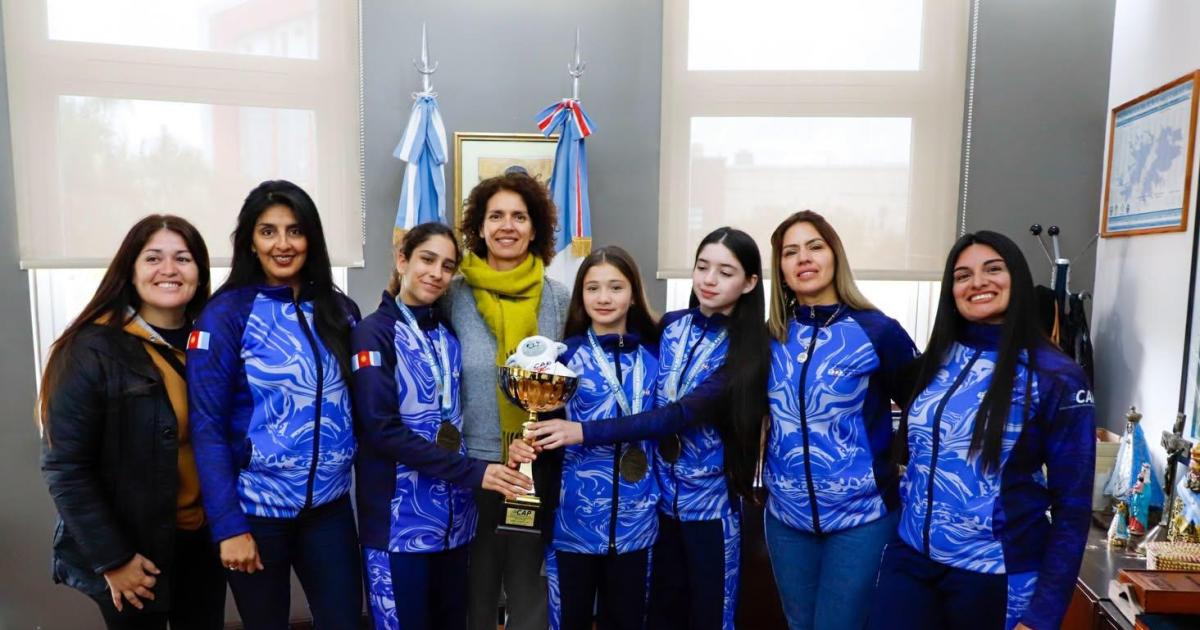 Las campeonas nacionales de patiacuten artiacutestico se reunieron con Caacutenepa