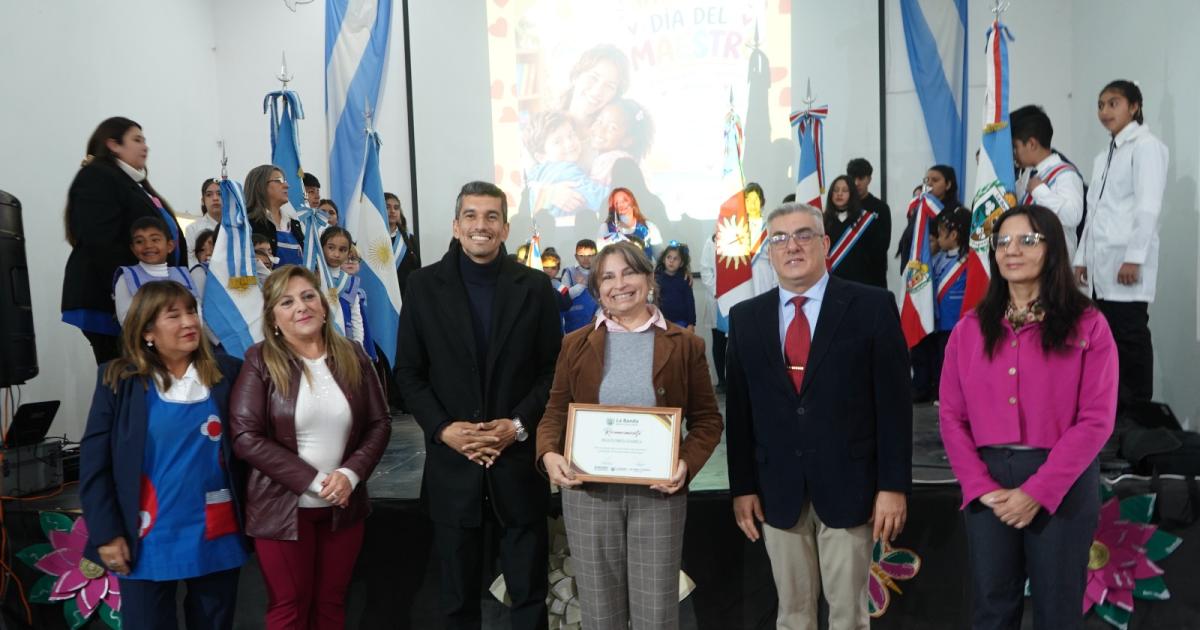 Realizaron un emotivo homenaje a todos los docentes bandentildeos