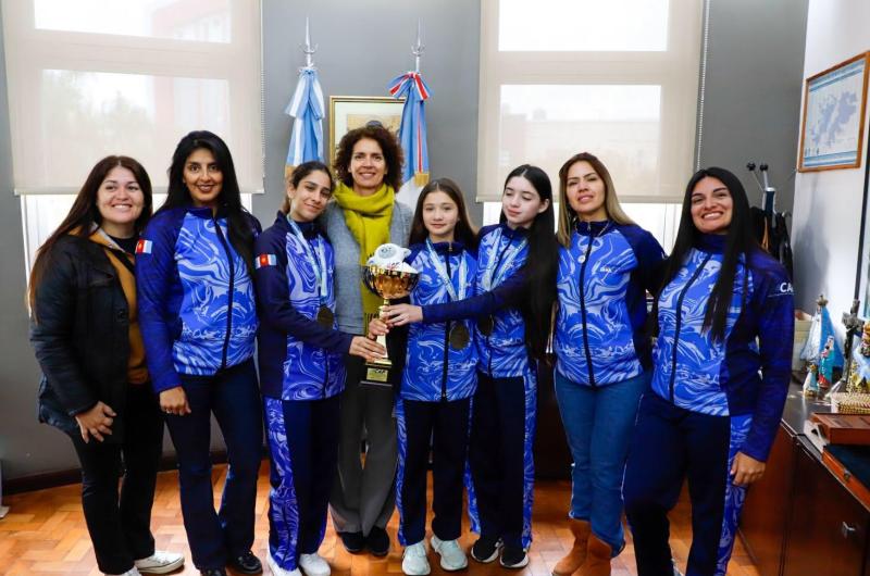 Las campeonas nacionales de patiacuten artiacutestico se reunieron con Caacutenepa 