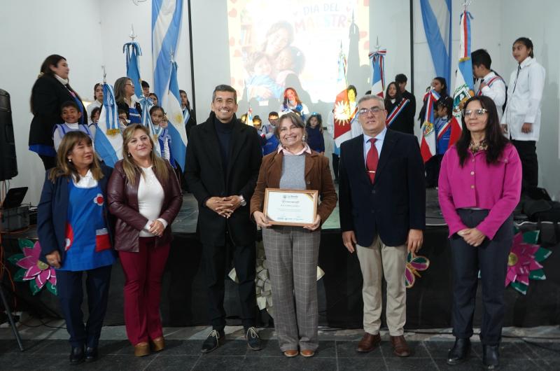 Realizaron un emotivo homenaje a todos los docentes bandentildeos