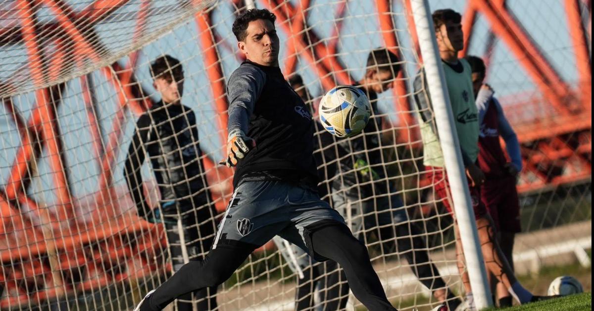 Pablo Echavarriacutea dirige a Central en un duelo clave