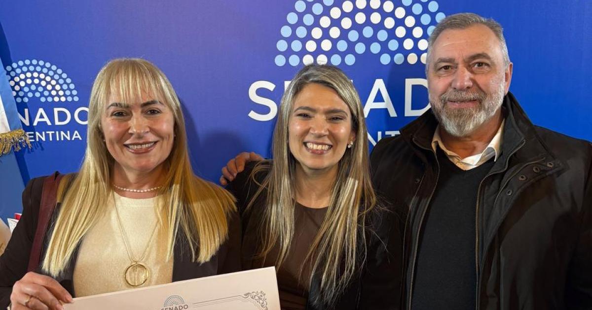 La representante legal de la institución Lic Viviana Rafael de Zaiek recibió un Diploma de Honor
