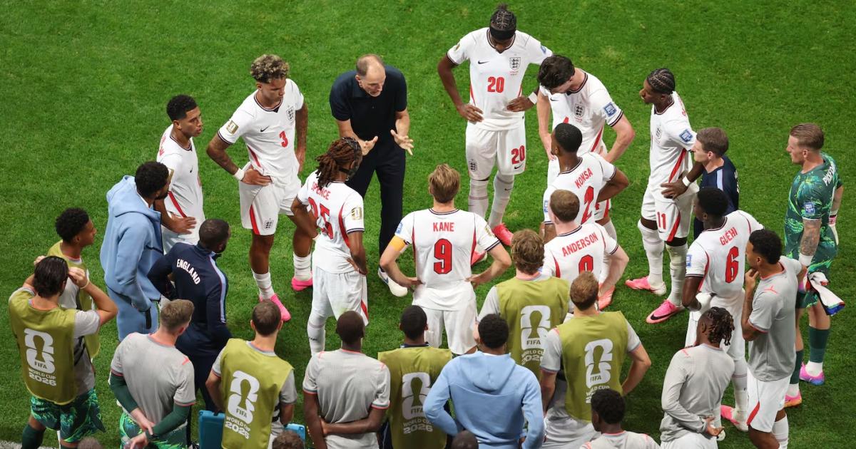El plantel inglés durante la pausa de rehidratación ante Argentina