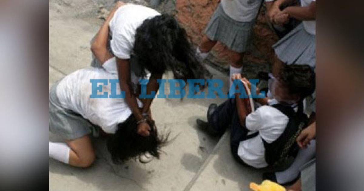 Las imgenes fueron viralizadas en redes sociales- Pelea de adolescentes en una plaza
